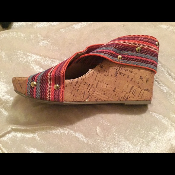 Cork wedge heal with elastic uppers. - Picture 2 of 5